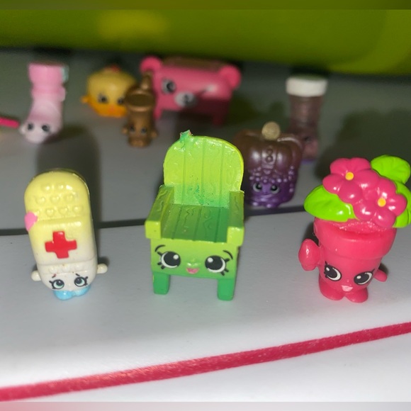 Over 25 Shopkins Bundle/Lot Petkins Exclusives Rare Holiday - Picture 9 of 10